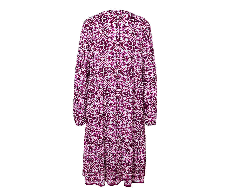 Hátulnézet egy mintás, kreppelt női szövött ruháról.