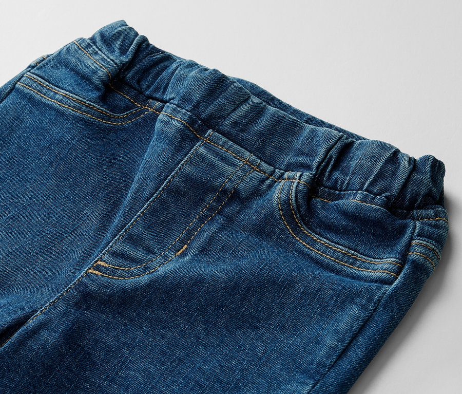 Egy Belebújós nadrág gyerekeknek – Fit »Luca« részlete.