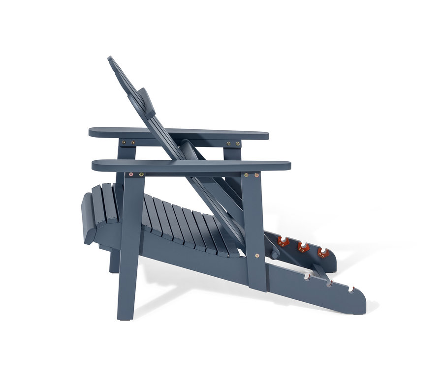 Egy szürke színű, kihúzható lábtámasszal ellátott, egyszemélyes Adirondack relaxációs fotel részletes oldalsó nézete.