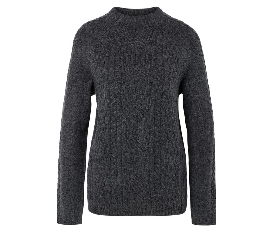Szürke kötött pulóver hosszú ujjakkal és kerek nyakkivágással.