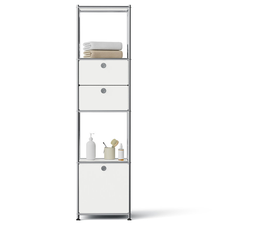 Króm polc fehér fiókokkal, törölközőkkel és fürdőszobai termékekkel.