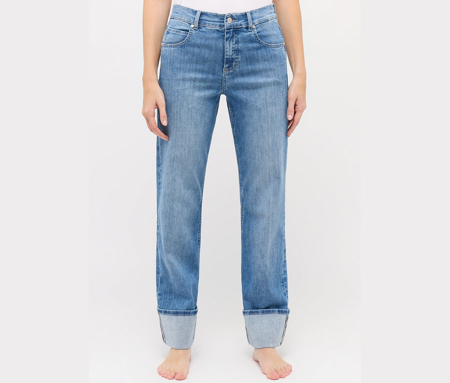 Egy személy lábai Angels »Lara« Straight Fit feltűrt szárú farmerban, világoskék színben.