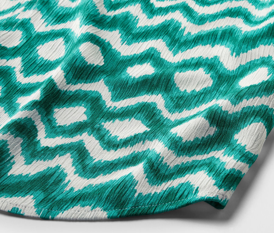 Mintás tunikablúz részlete.