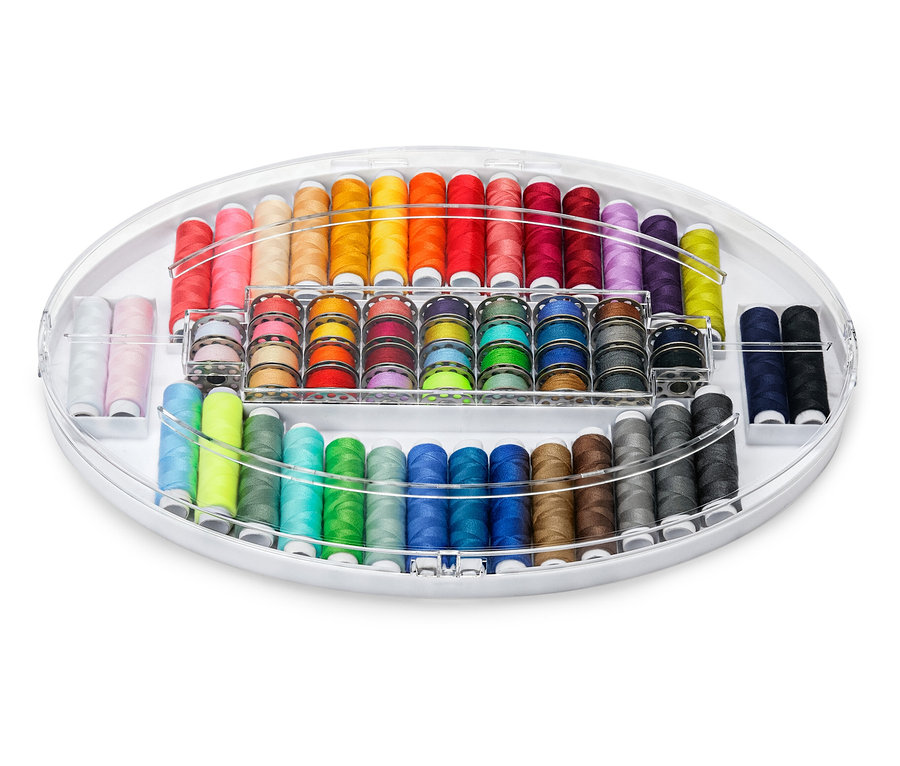 Egy színes varrócérna készlet átlátszó, ovális tartóban.