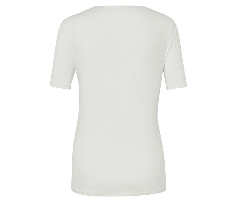 Hátulnézet egy fehér, rövid ujjú pólóról.