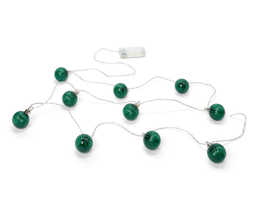 Egy füzér tíz zöld gömbbel és egy elemtartó dobozzal fehér háttér előtt.