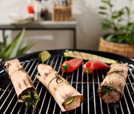 Grill fasírt grillpapírral, paprikával, cukkínivel és lime-mal.