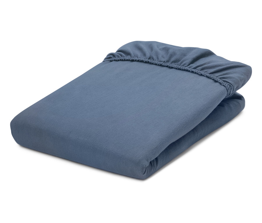 Összehajtott kék gumis lepedő fehér háttérrel.