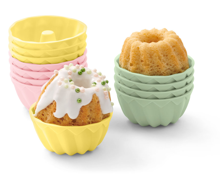 Cupcakes szilikon formákban, különböző színekben.