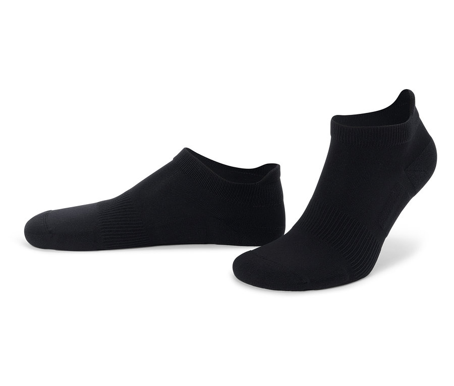 Két fekete bokazokni fekszik egy fehér háttéren.