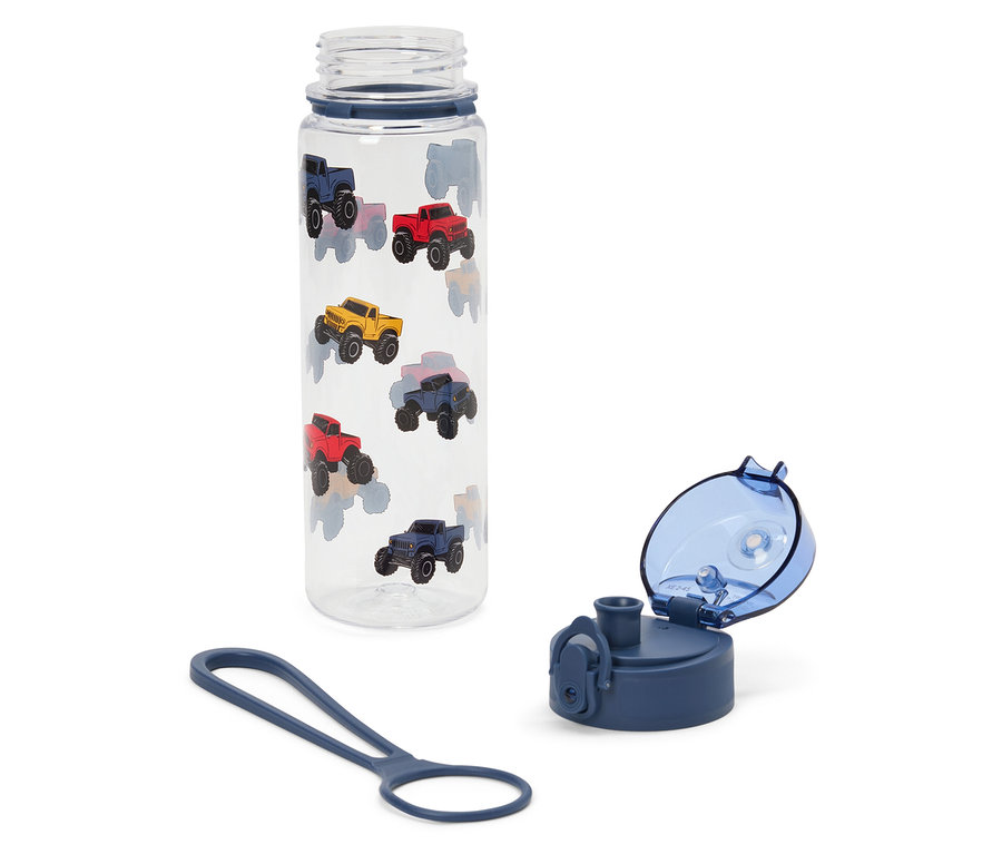 Átlátszó kulacs színes játékautókkal, fedél és hurok a palack mellett fehér háttérrel.