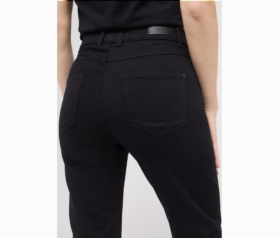 Közeli kép egy fekete Angels denim »Lara« straight fit farmernadrágot viselő nő hátuljáról.