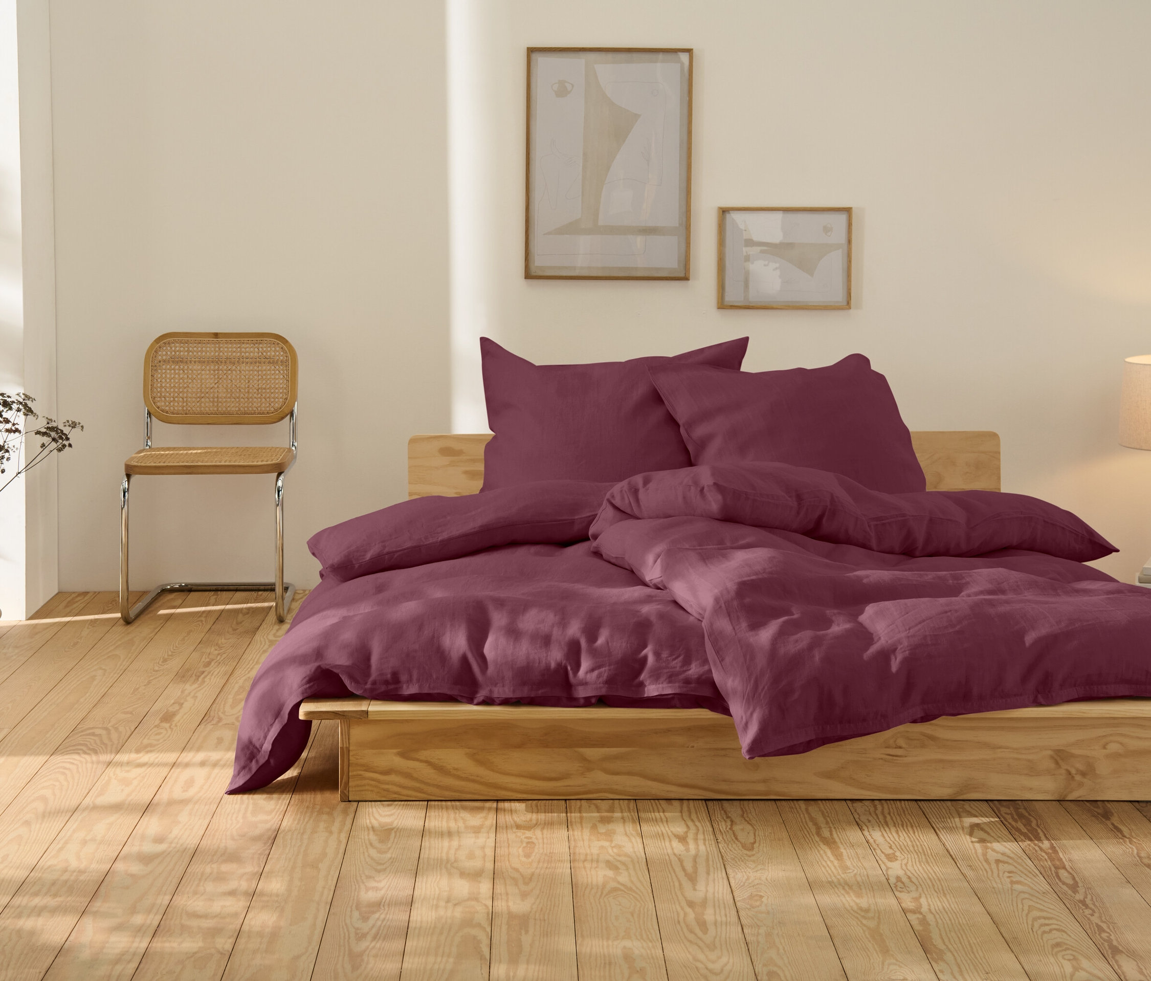 Ágy bogyószínű, normál méretű ágyneművel.