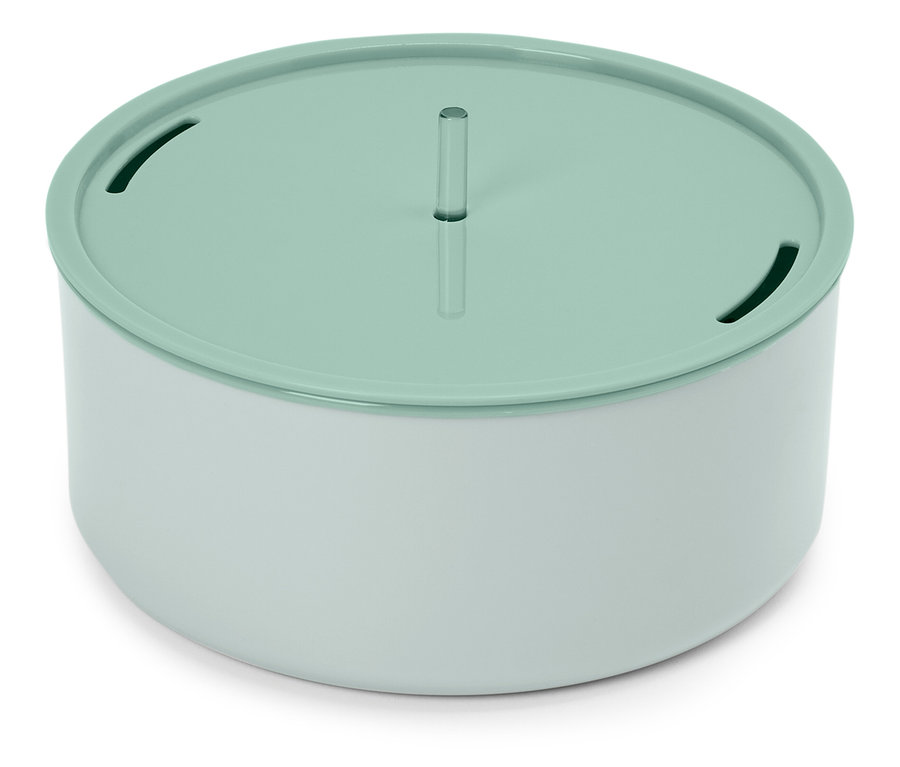 Egy kerek, fehér és világoszöld macska szökőkút áll egy fehér felületen.