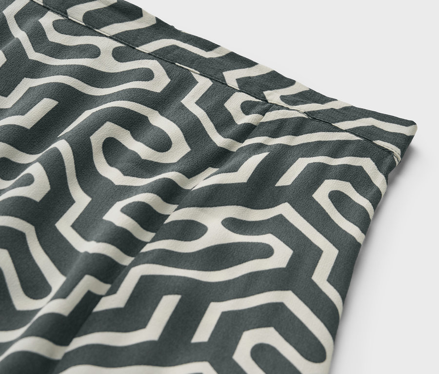 Egy nyomott mintás midi szoknya részlete.