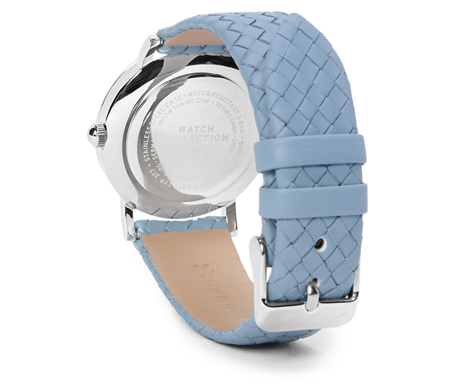 Egy ezüst karóra közeli képe világoskék, fonott szíjjal.