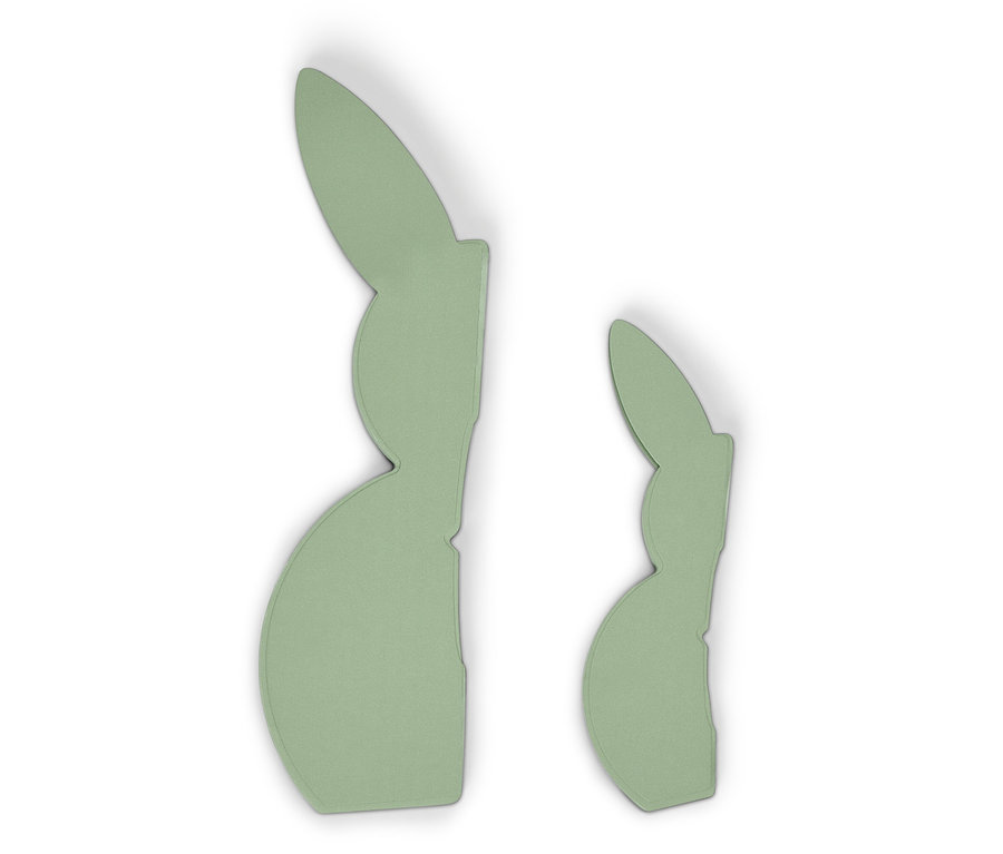 Két világoszöld nyúl alakú dekoráció fekszik egy fehér háttéren.