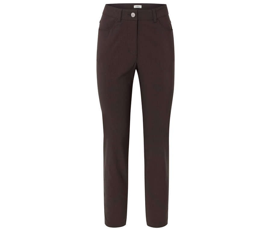 Barna nadrág zsebekkel és gombolással fehér háttér előtt.