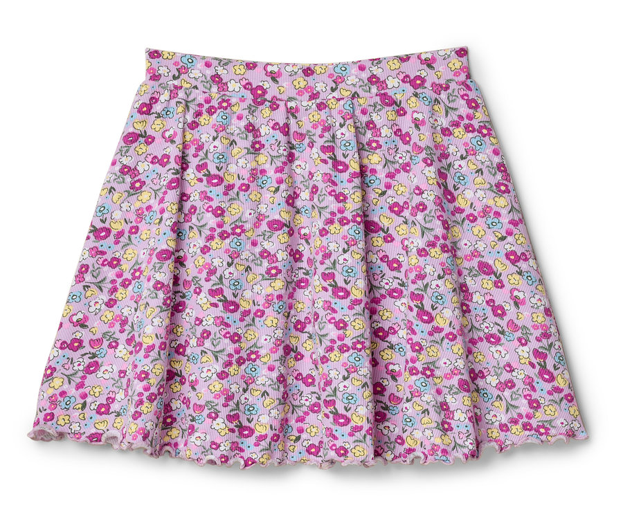 Egy rózsaszín virágmintás szoknya fekszik egy fehér háttéren.