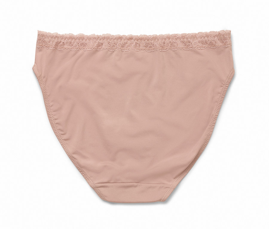 Egyetlen, testszínű bugyi közeli képe csipkés részlettel a derékrészen.