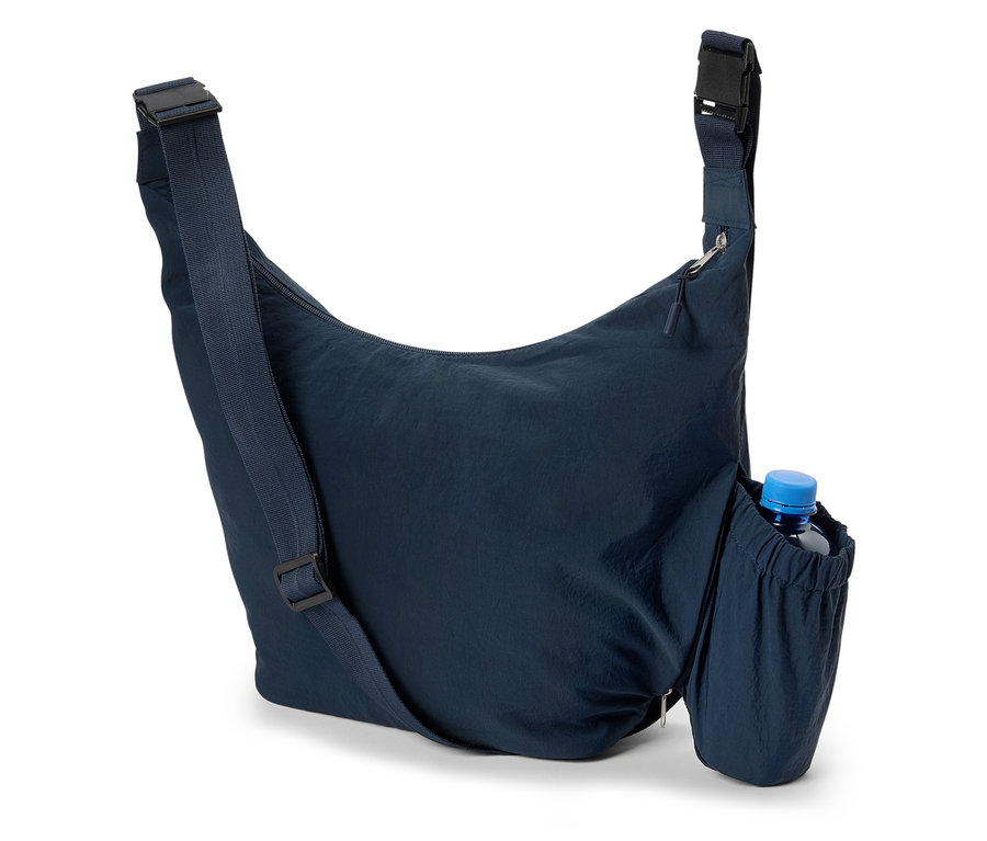 Egy sötétkék válltáska közeli képe, melynek oldalzsebében egy vizes palack található.
