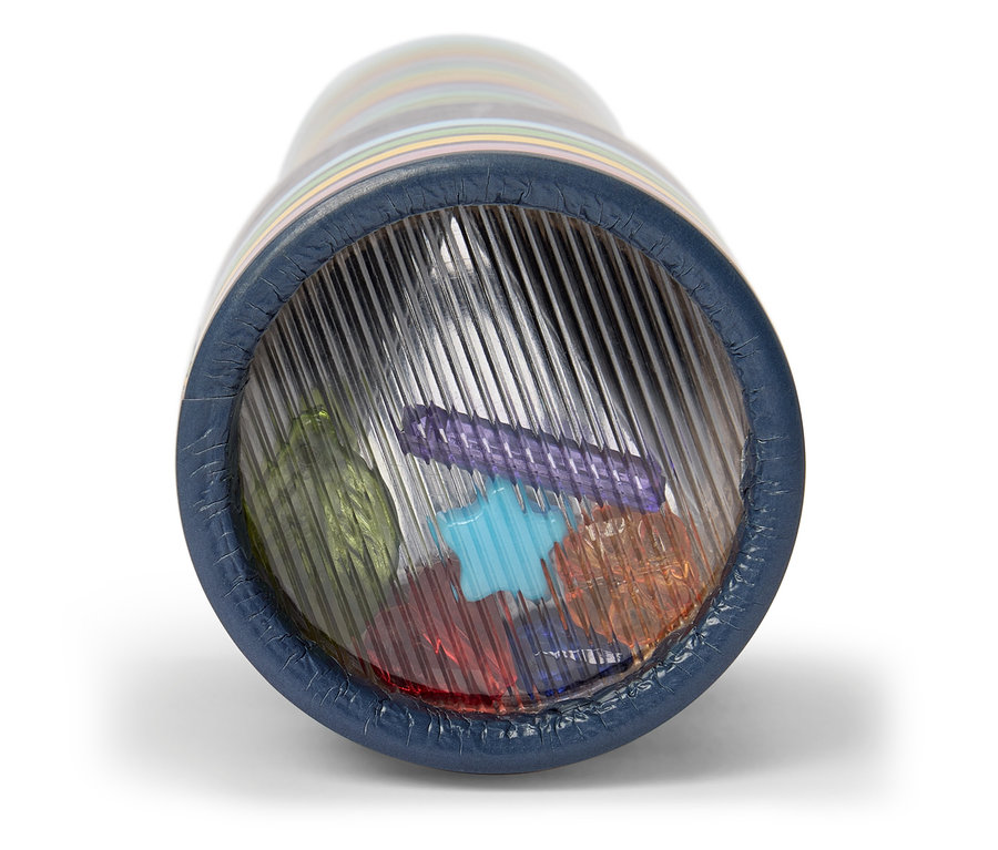 Betekintés egy kaleidoszkópba, színes, laza tárgyakkal a bordázott tükrök előtt.