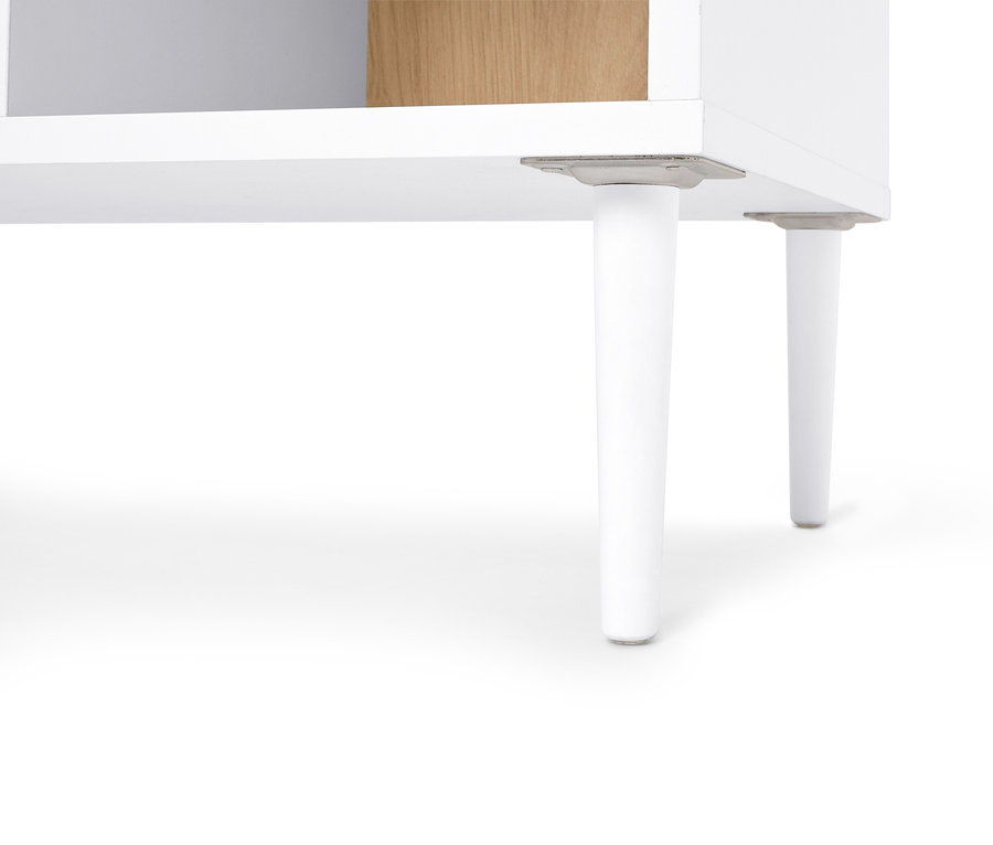 Két fehér bútortalp részletes nézete egy fehér polc alatt.