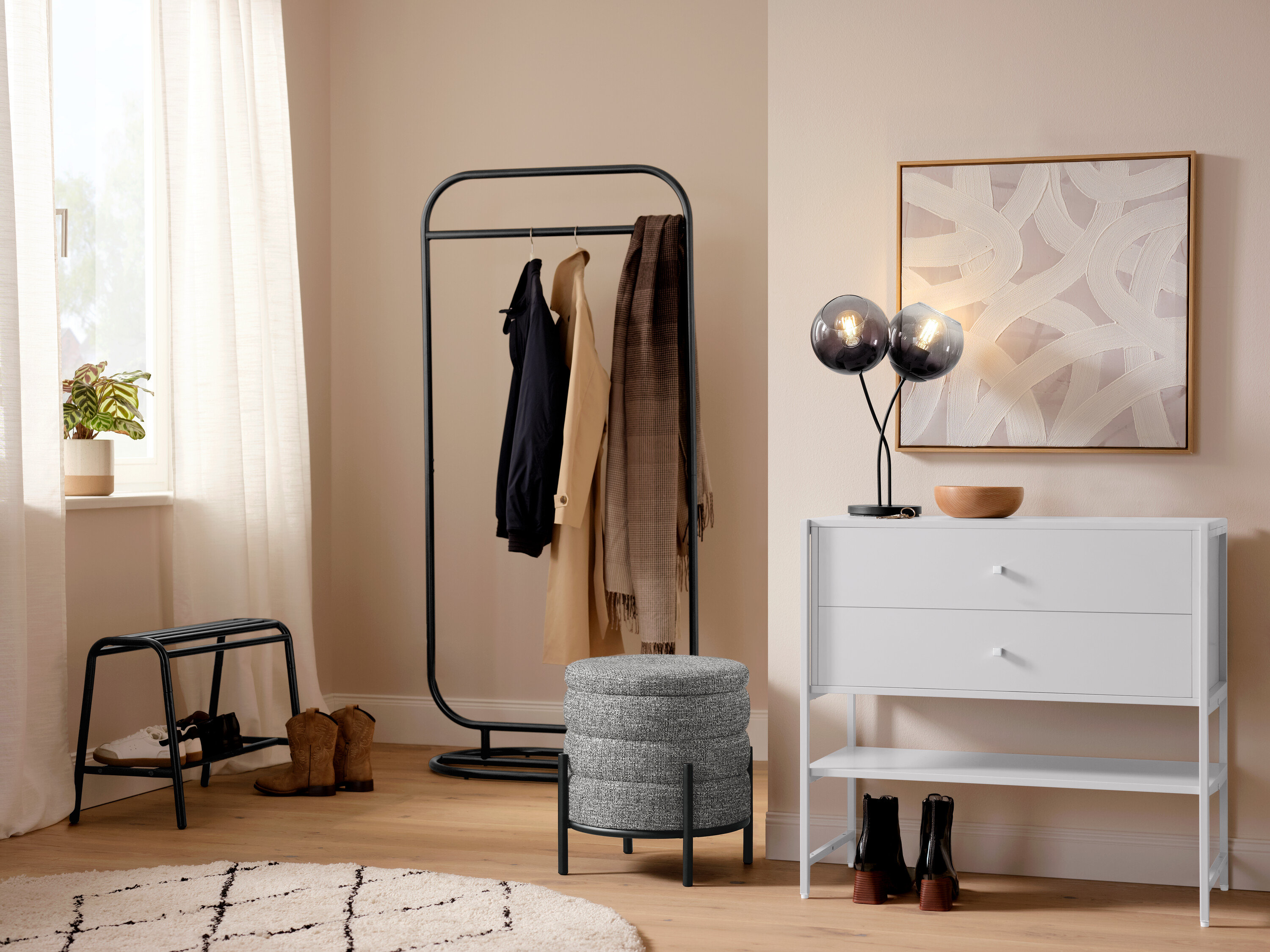 Előszoba füstüvegből készült ernyőkkel ellátott asztali lámpával és ruhatárral.