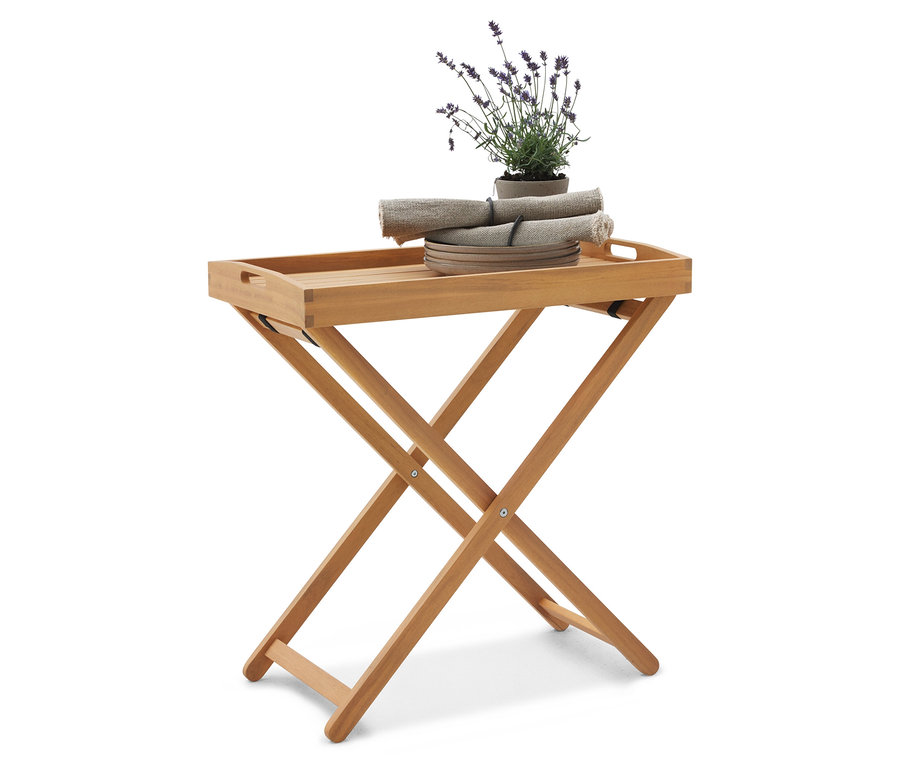 Fa asztalka tálcával, rajta tányérok, törölközők és levendula.