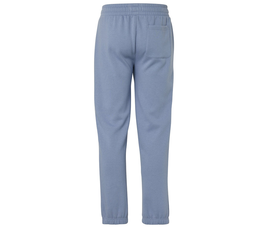 Hátulnézet egy világoskék színű jogging alsóról, elasztikus derékpánttal és hátsó zsebbel.