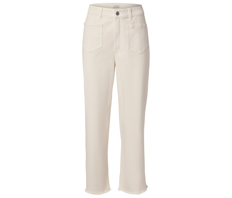 Bézs, egyenes szárú farmer rojtos szárvégekkel.