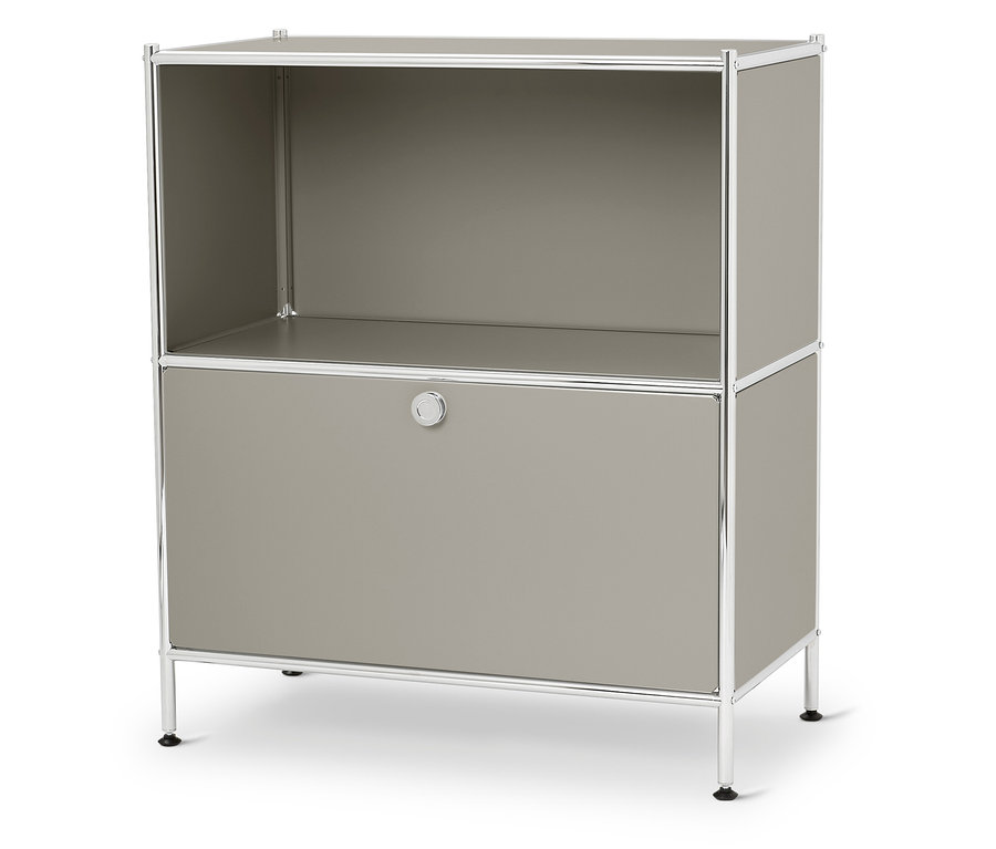 Egy szürke polc, felül nyitott, alul zárt ajtóval, fehér háttér előtt áll.