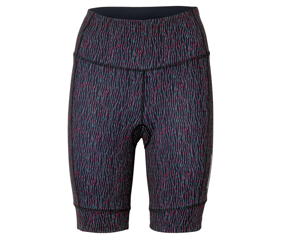 Közeli kép egy mintás, térdig érő leggingsről, sötét színű derékpánttal.