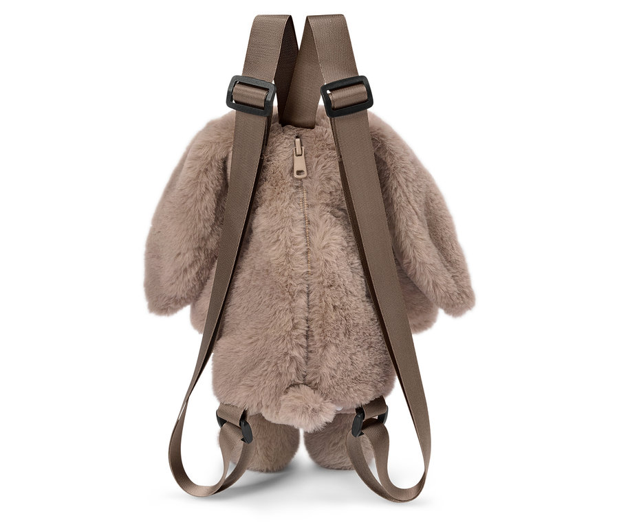 Egy barna, bundaszerű, nyúl alakú hátizsák közeli képe pántokkal.