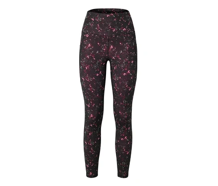 Egy fekete, magas derekú leggings látható rózsaszín és szürke foltok mintázatával.
