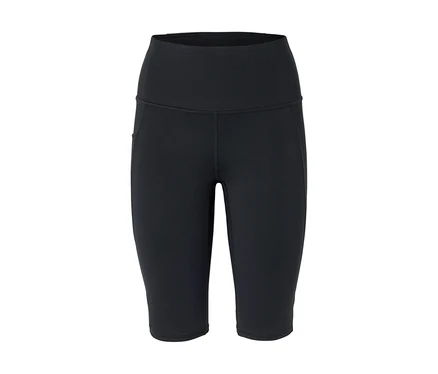 Egy fekete, térdig érő leggings közeli képe fehér háttérrel.
