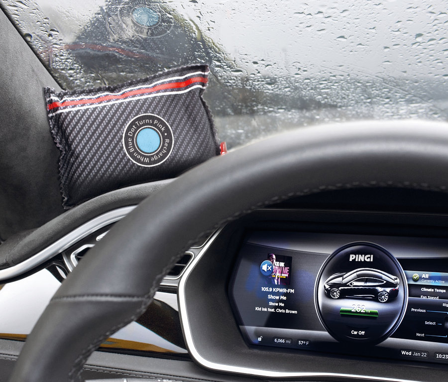 Az autóban egy Pingi autós páramentesítő párna fekszik a műszerfalon.