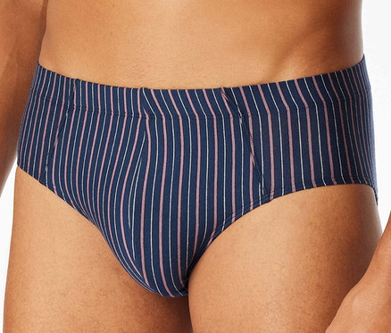 Férfi kék, csíkos alsónadrágot visel.