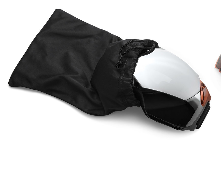 Egy cserélhető lencsés síszemüveg részben kihúzva egy fekete szövetzsákból, mellette egy cserélhető lencse.