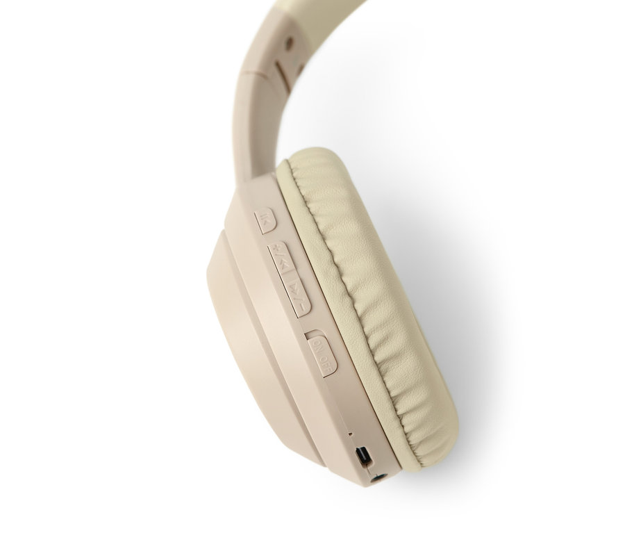 Egy bézs színű Bluetooth fejhallgató részletgazdag képe.