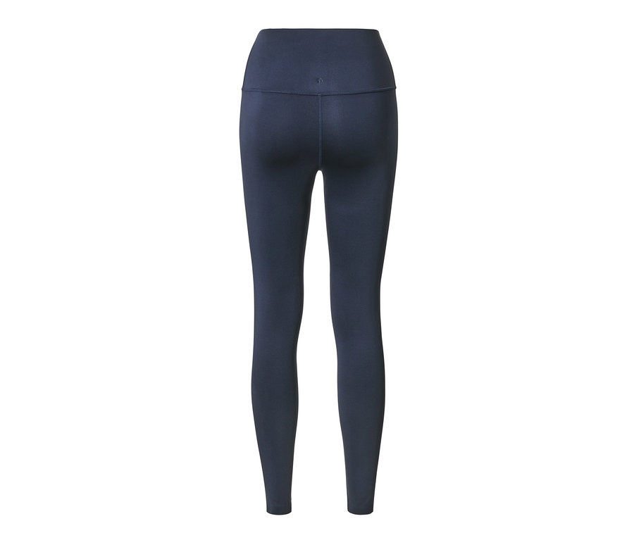 Egy sötétkék sport leggings hátsó részének közeli képe.