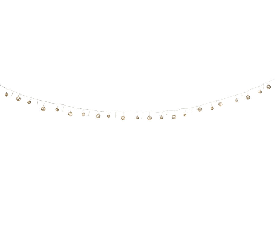 Egy LED-es égősor, 38 gömb függ fehér háttér előtt.