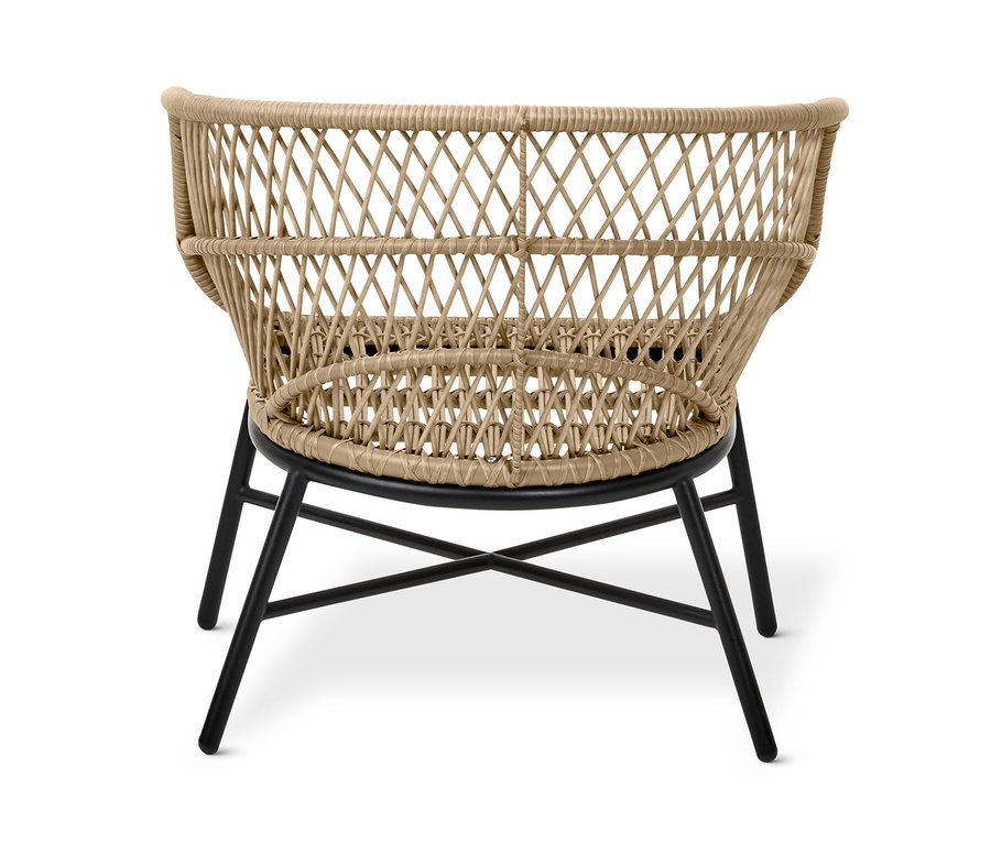 Közelkép egy polyrattan fonott, fekete lábú kerti fotelről.