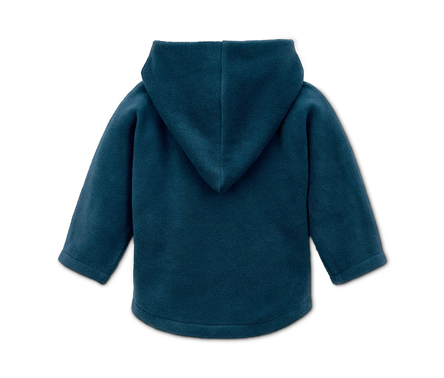 Hátulnézet egy kék, kapucnis, újrahasznosított anyagból készült polár pulóverről.