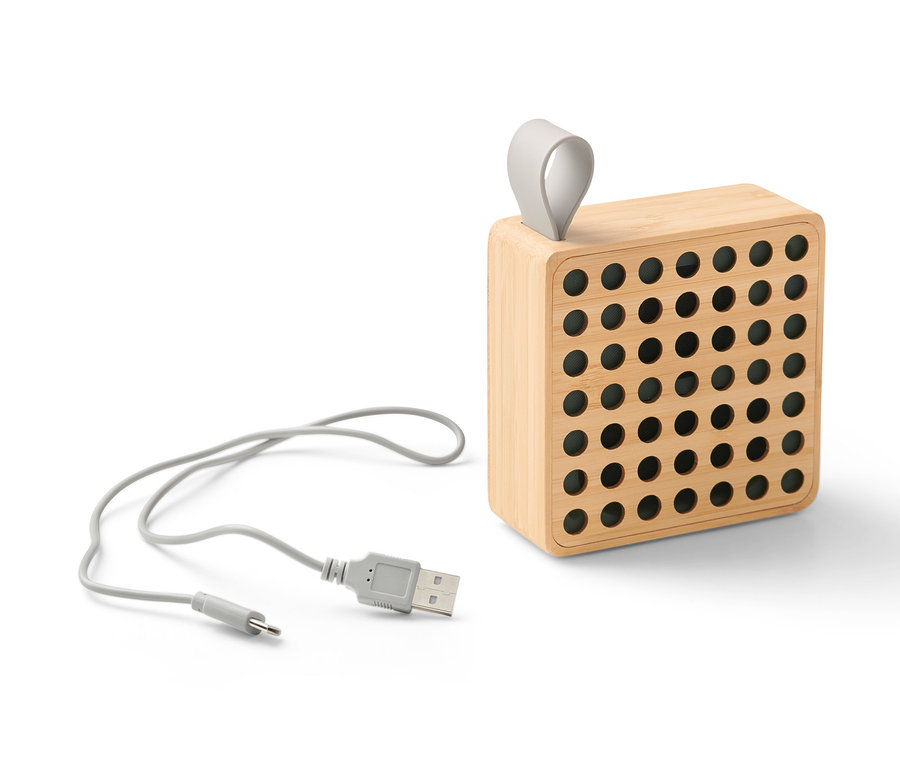 Bluetooth hangszóró, bambusz, szürke kábellel, fehér háttérrel.