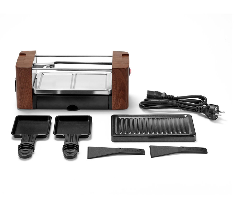 Egy fehér háttéren egy kétszemélyes raclette látható tartozékokkal.