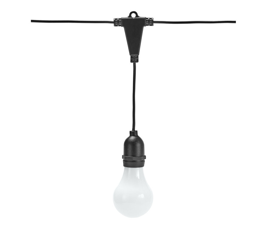 Egy fekete LED-es kültéri égősor lóg fehér háttér előtt.