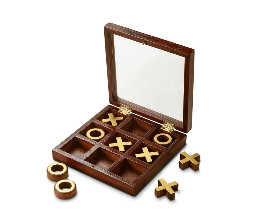 Nyitott fa Amőba játék, fa díszdobozban néhány arany szimbólummal belül és két szimbólummal kívül.