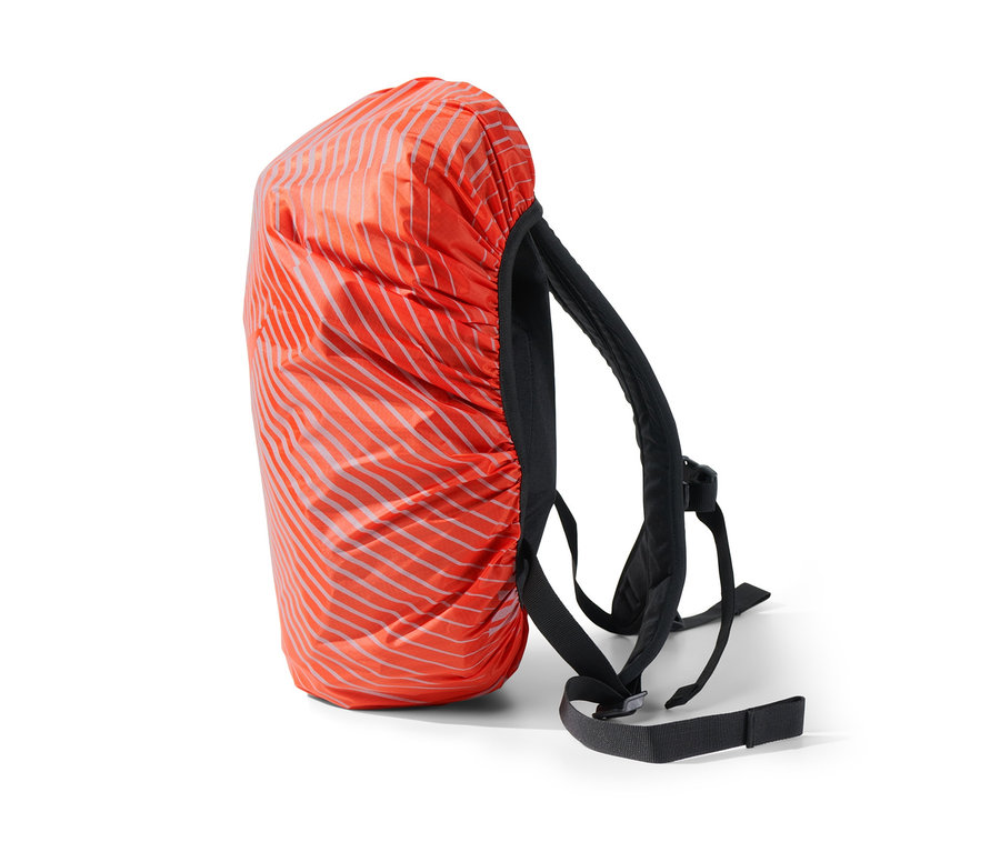 Hátizsák narancssárga védőhuzattal.