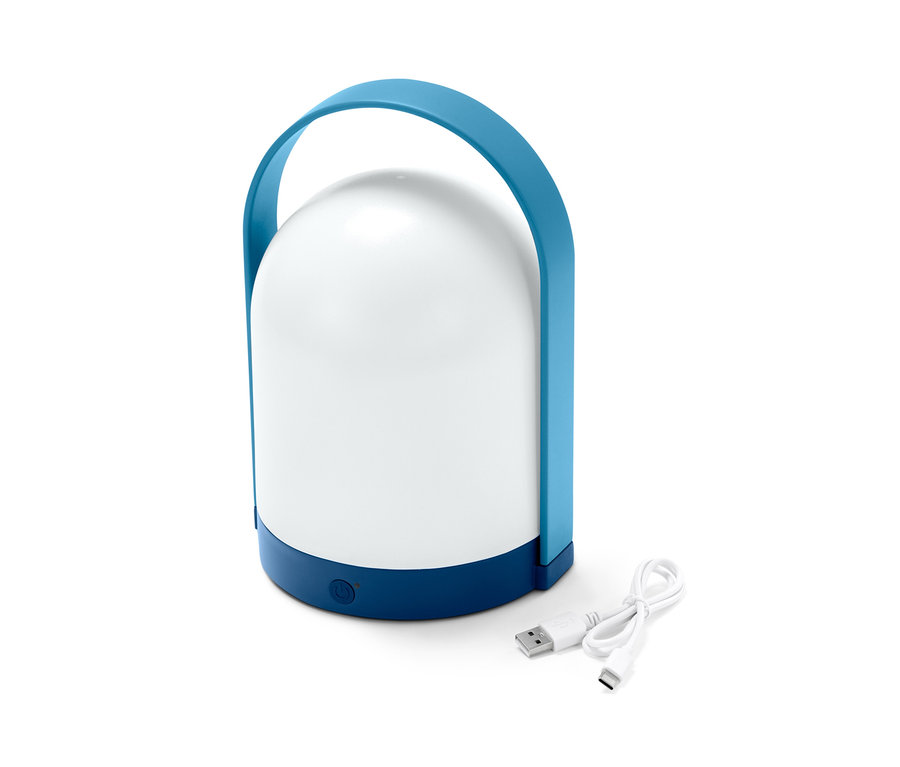 Egy LED-es asztali lámpa kék fogantyúval és USB-kábellel.